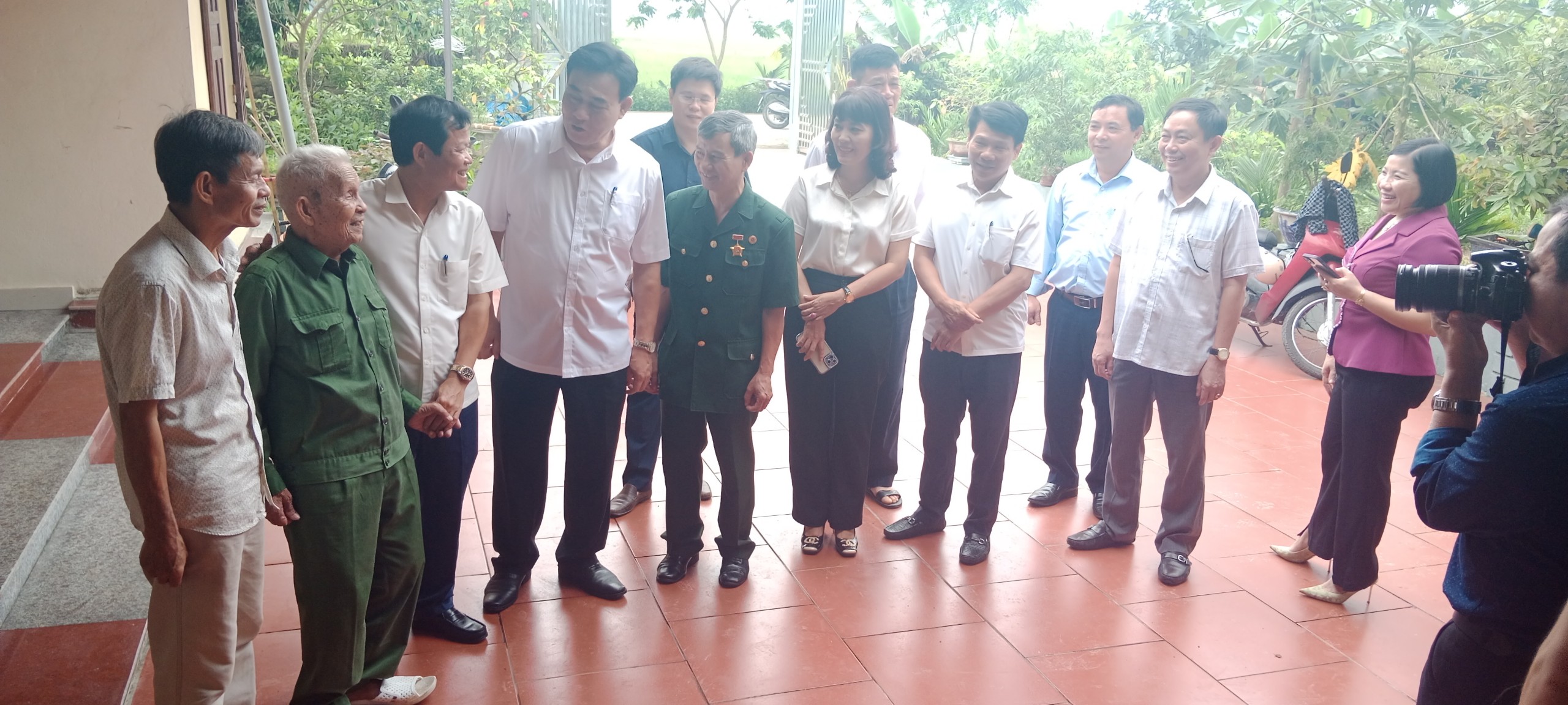 Sáng ngày 24/4/2024, đại diện lãnh đạo UBND tỉnh, UBND huyện , UBND xã Quảng Ninh đã đến thăm hỏi và tặng quà cho các đối tượng DCHT và và chiến sỹ tham gia chiến dịch Điện Biên Phủ